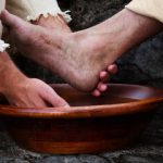 Isus pere noge učenicima